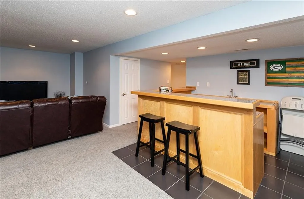 10908 NW 107th Street, Granger, Iowa - Wet Bar 2